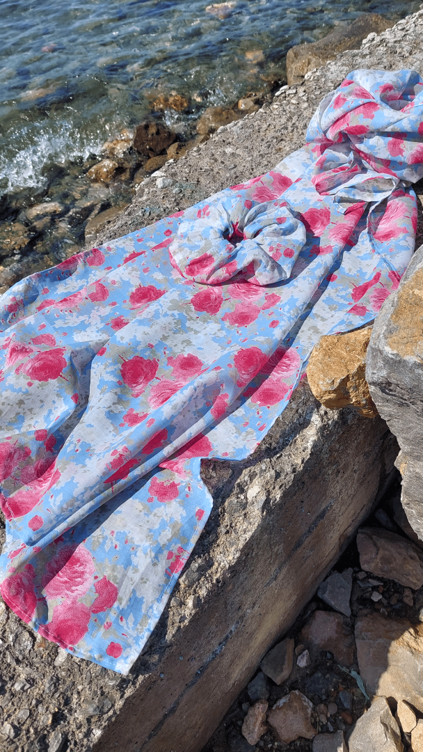 ROSES SHARONG WITH SCRUNCHIES