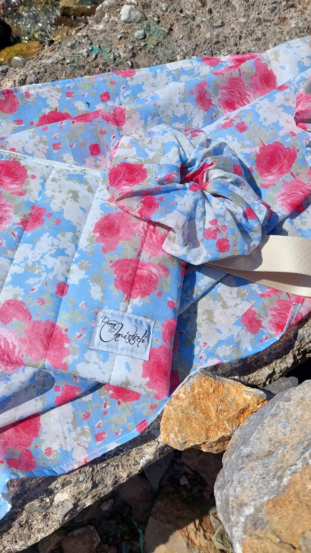 ROSES SHARONG WITH SCRUNCHIES
