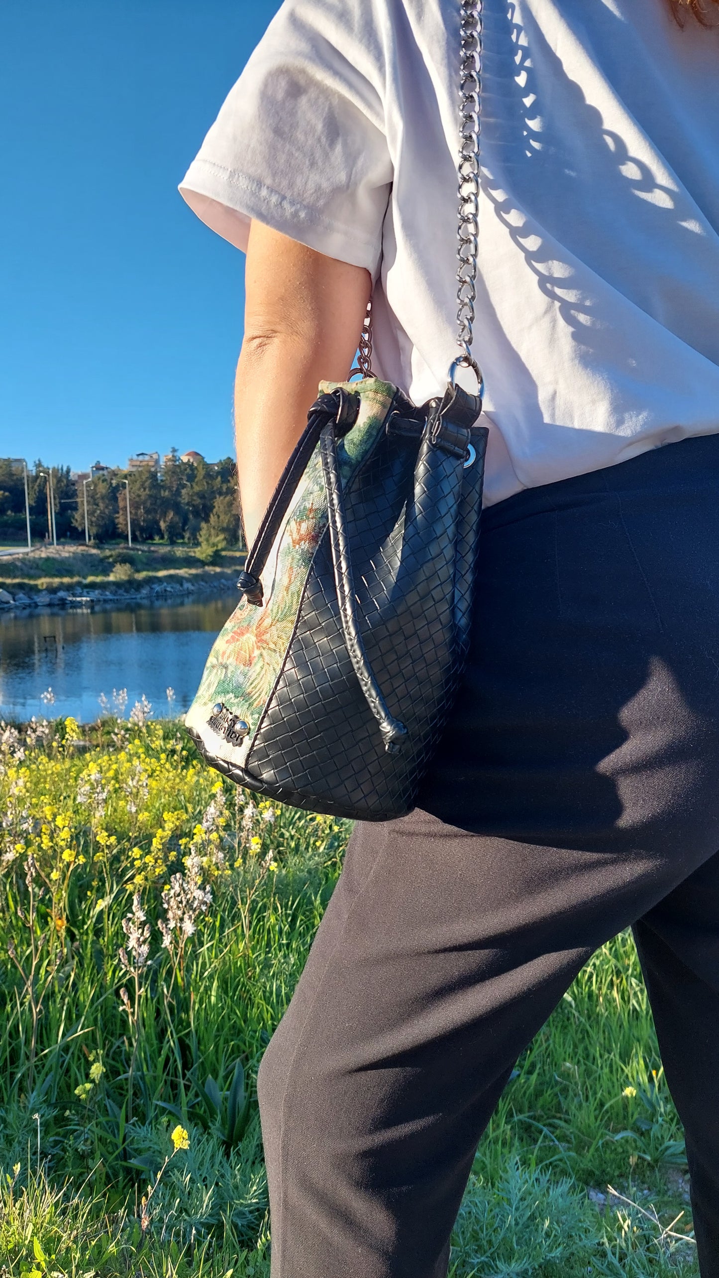 BAROQUE BUCKET BAG WITH CHAIN