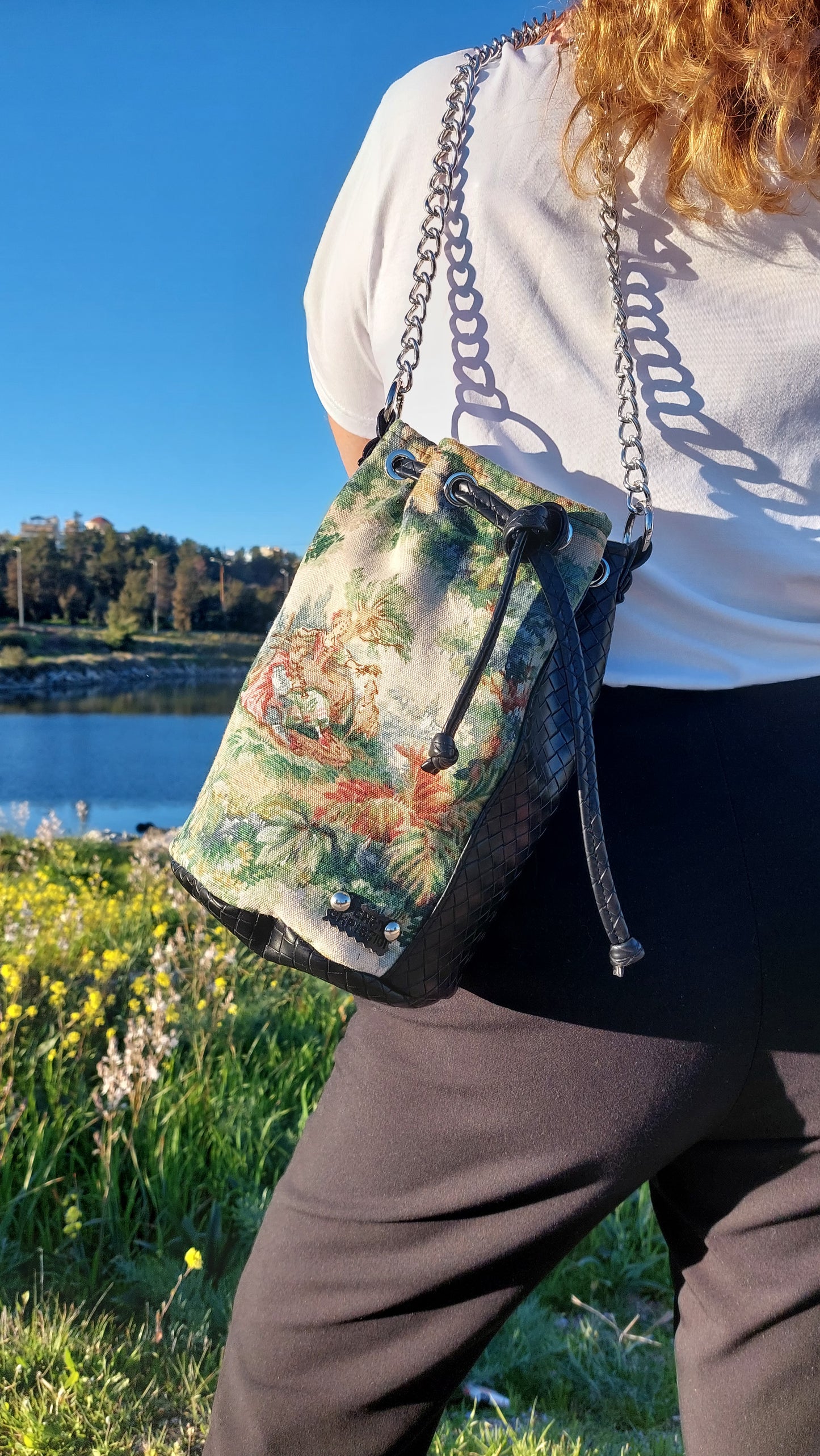 BAROQUE BUCKET BAG WITH CHAIN