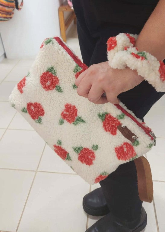 TEDDY ROSES POUCH BAG