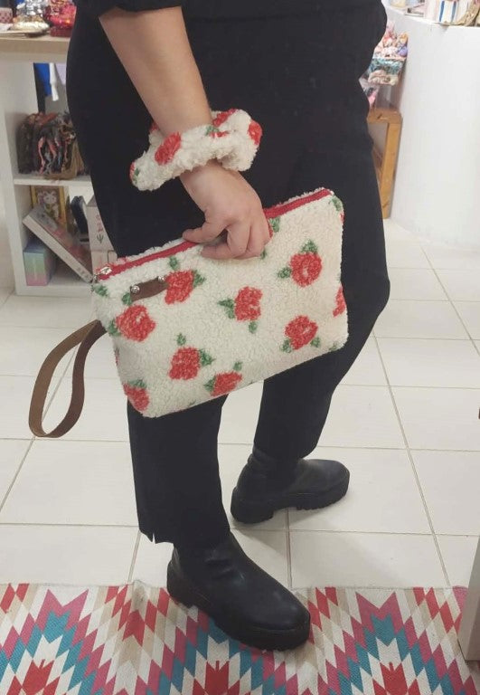 TEDDY ROSES POUCH BAG