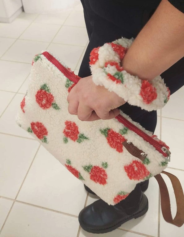 TEDDY ROSES POUCH BAG